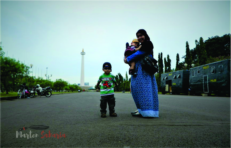 di monumen nasional dalam rangka agenda berkeliling jakarta