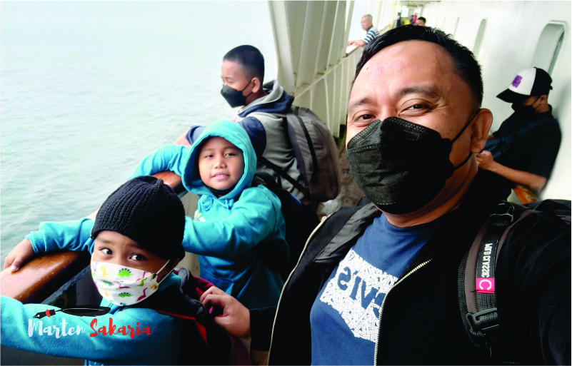 di atas kapal family road trip ke jakarta 